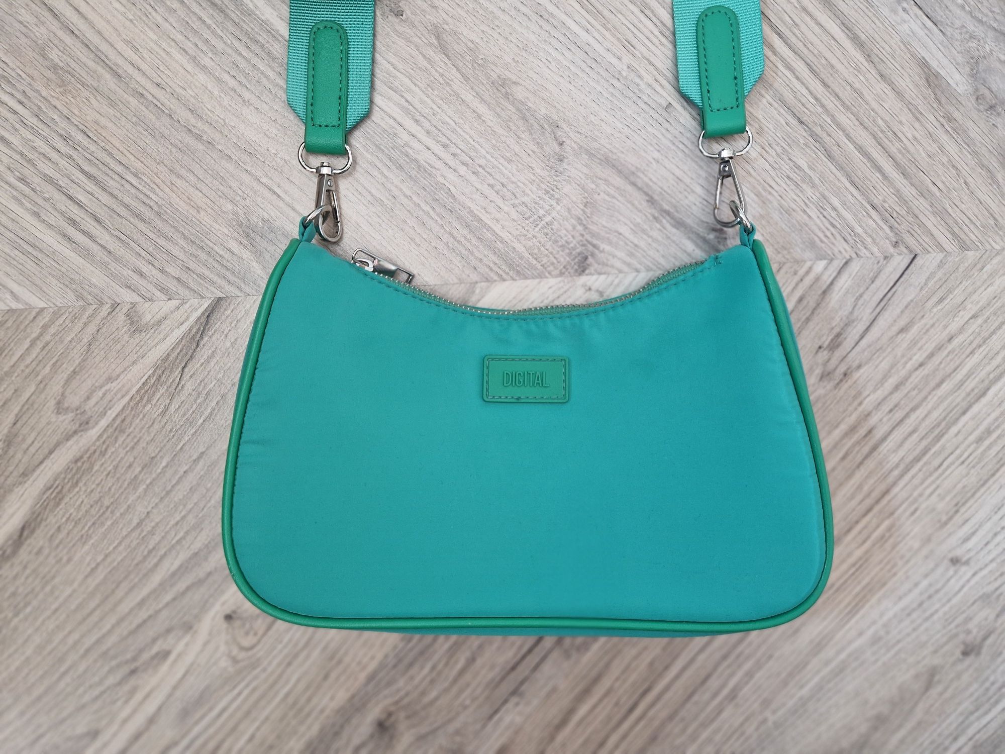 Zielona torebka z nylonu typu cross body Sinsay