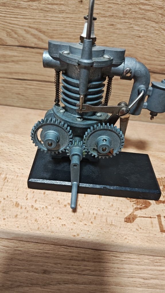 Model silnika 2t.