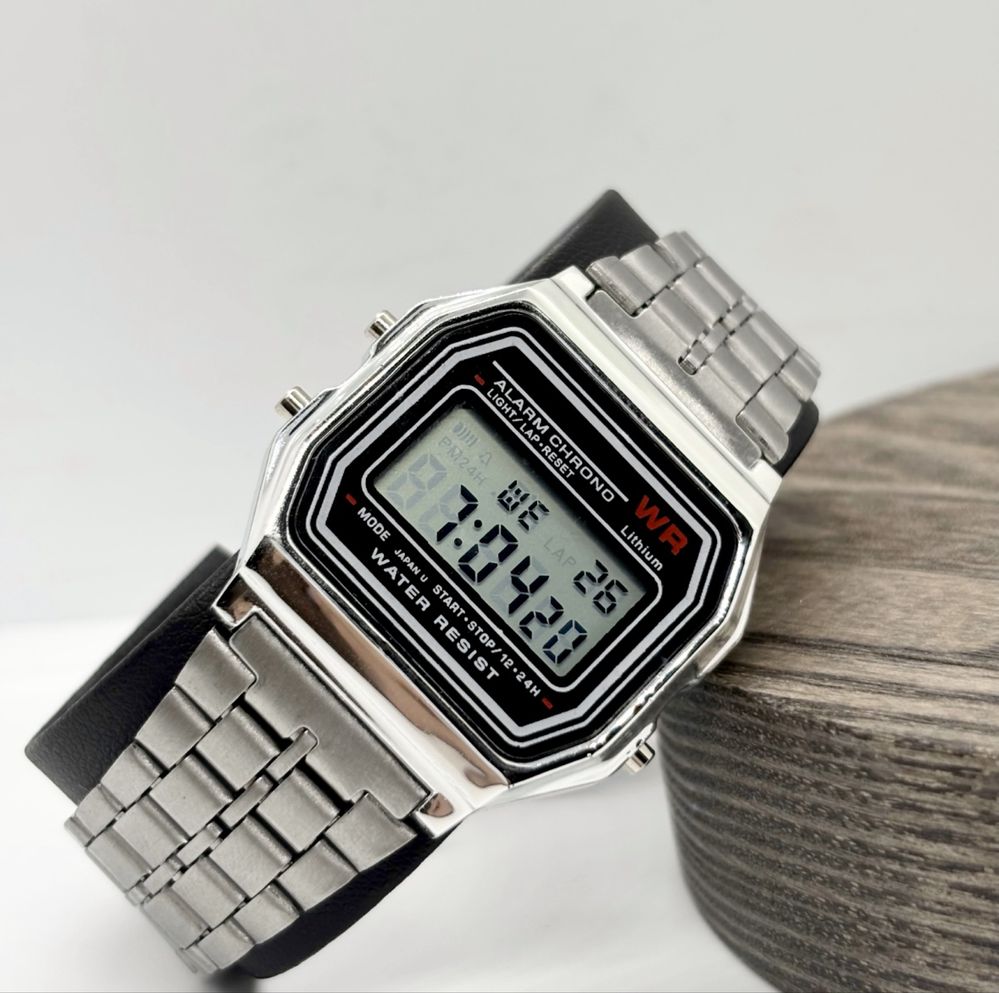 Srebrny zegarek w stylu Casio retro