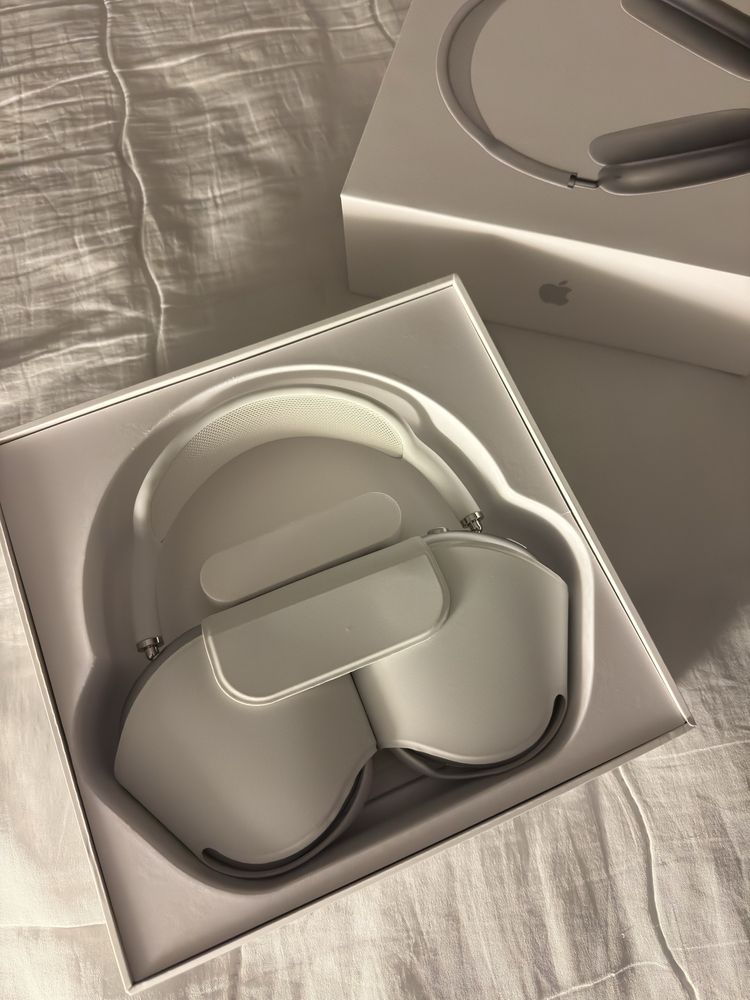 AirPods Max Ligthining