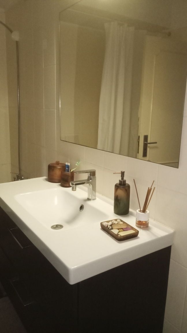 Quarto professora estudante universitária junto Parque Nações Lisboa