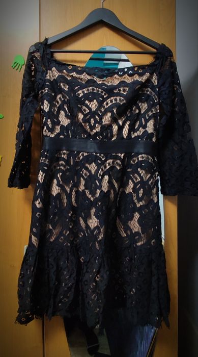 Sukienka beżowa w czarną koronkę