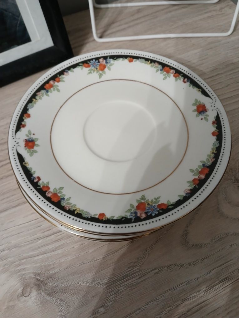 6 małych porcelanowych talerzyków