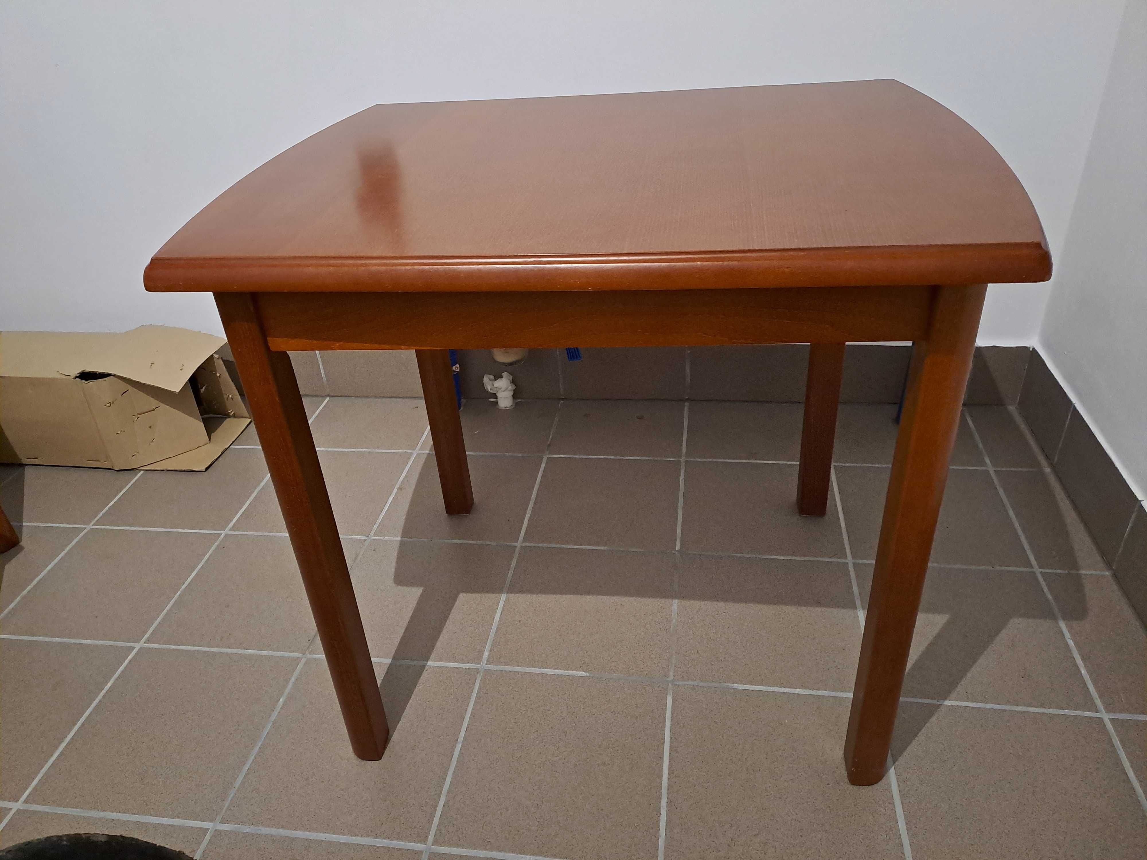 Drewniany stół z krzesłami firmy BRW