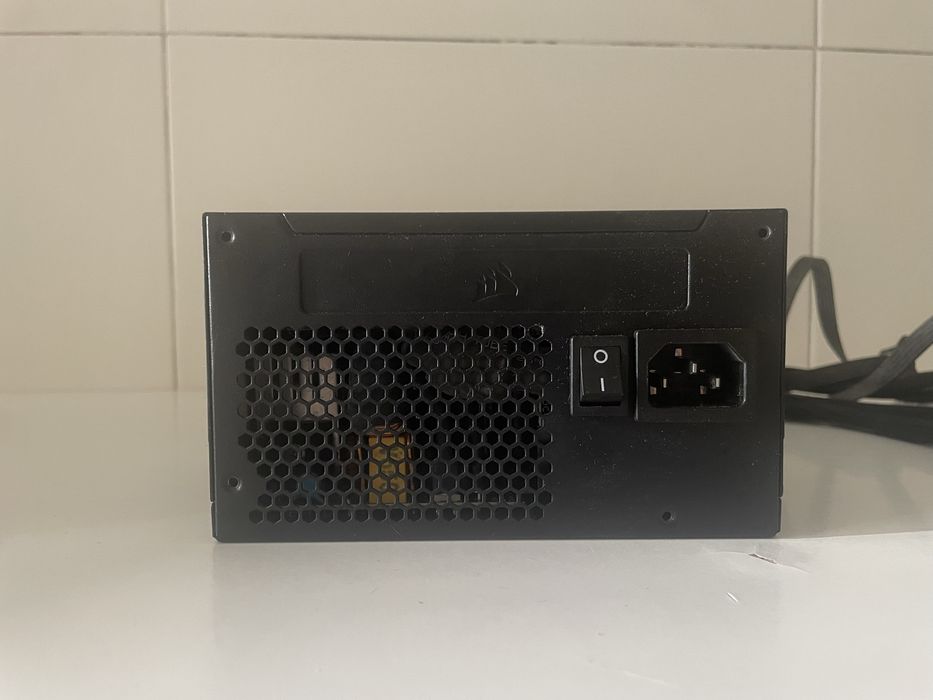 Fonte corsair CV550