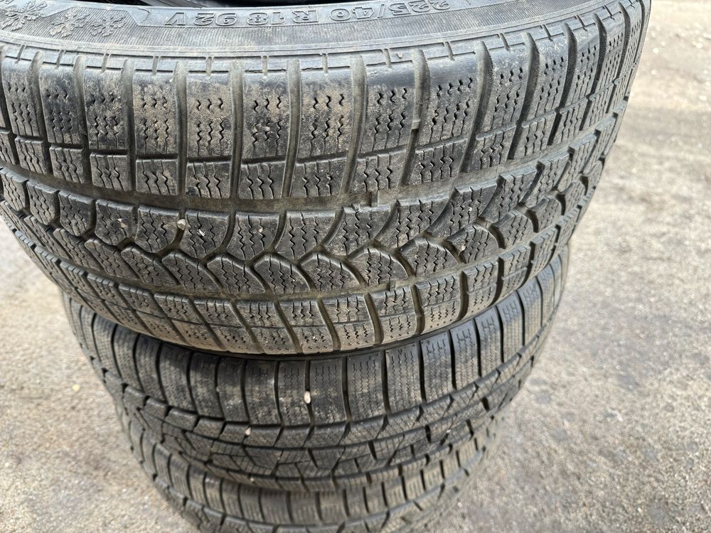 Продам комплект зимових шин 225/40r18