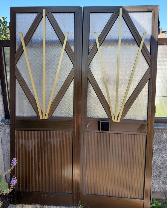 Portas em alumínio castanho