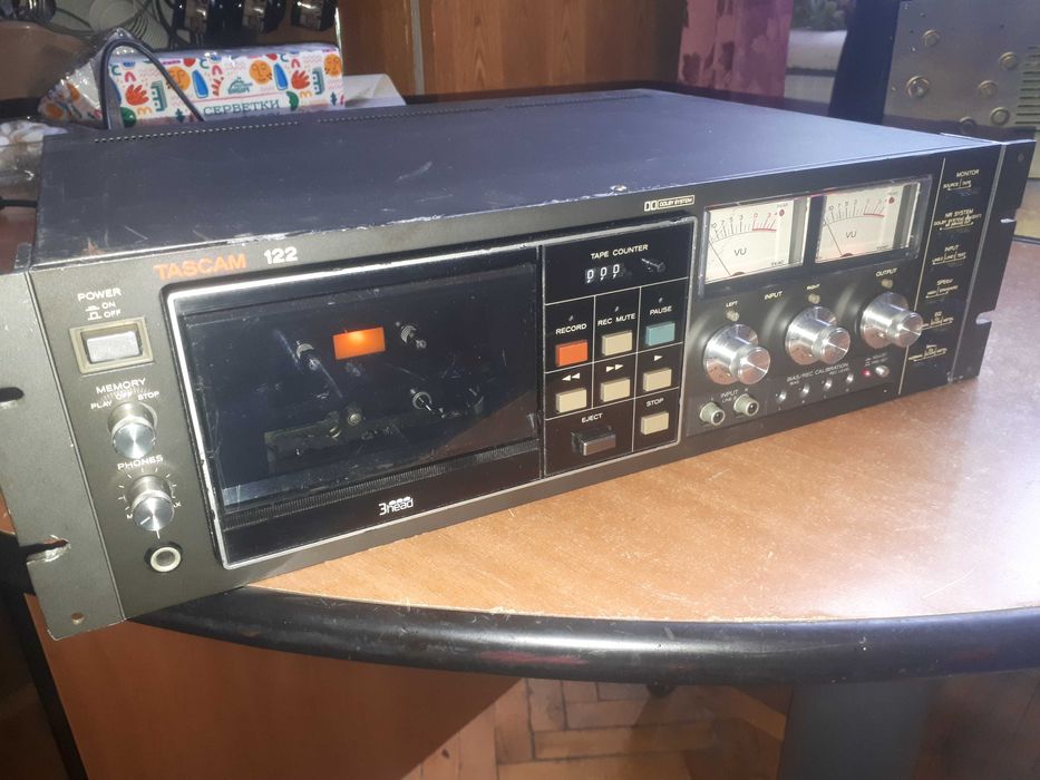 Касетна дека Tascam 122