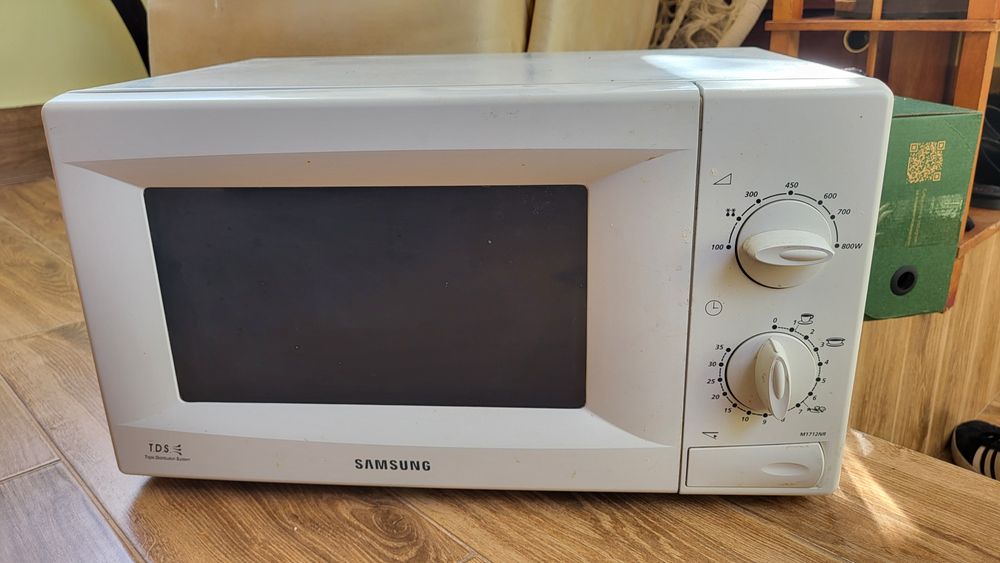 Микроволновка Samsung M1712NR