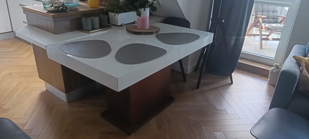 Stół do salonu biały