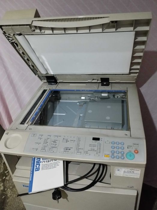 Impressora Konica 7115 em bom estado de conservação