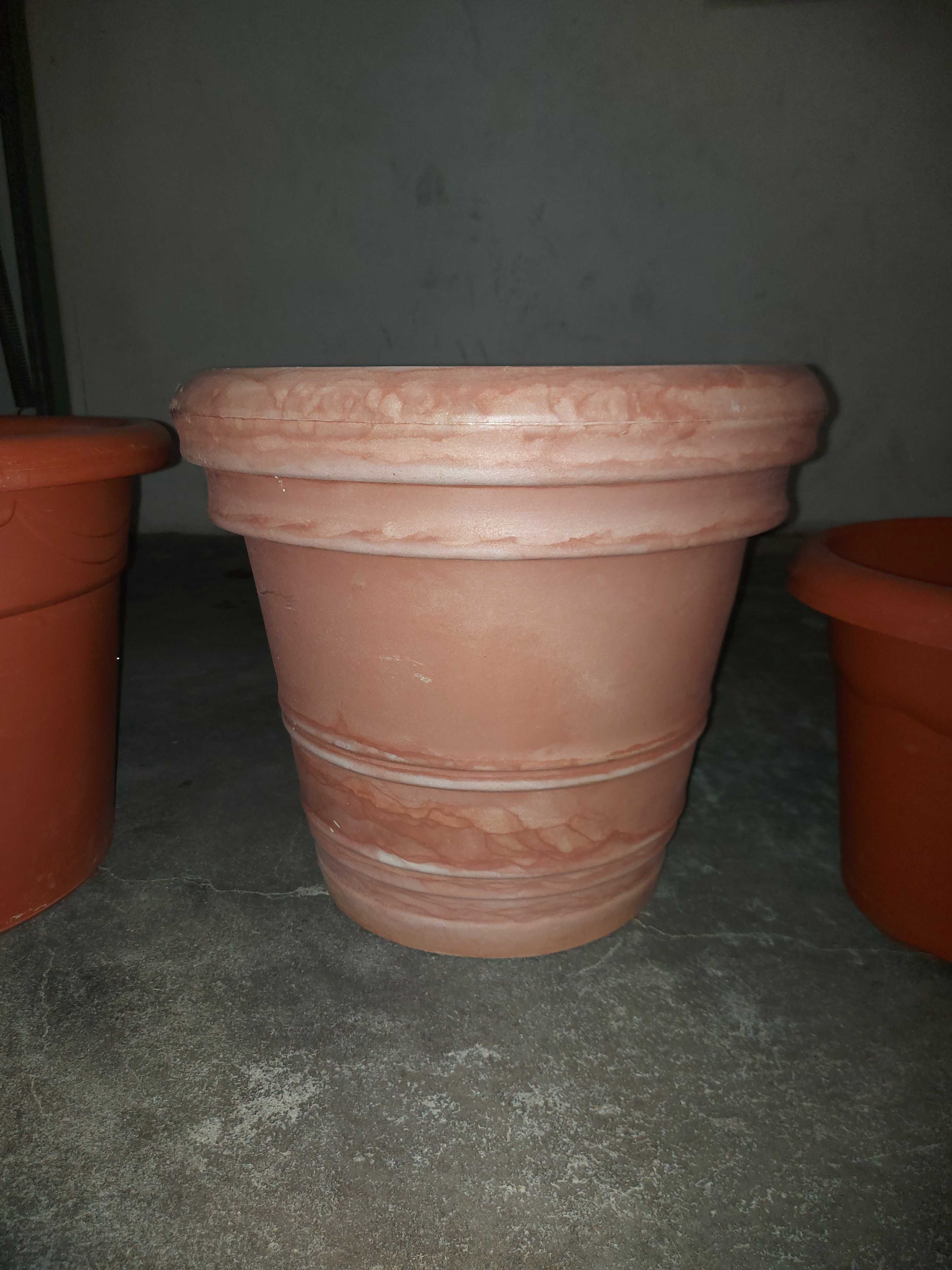 Três vasos para plantas