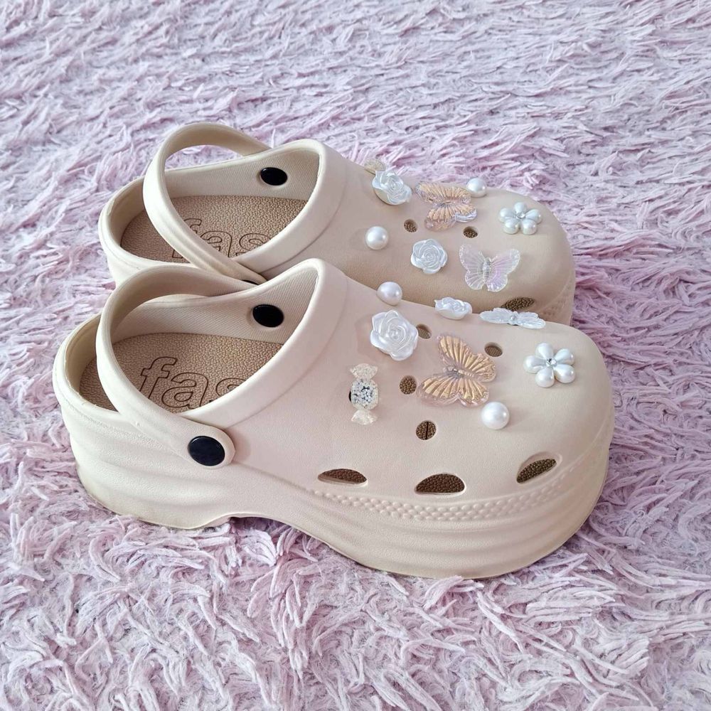 Crocs з фігурками на високій платформі