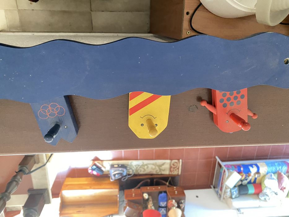 Cabide em madeira pintada para crianca