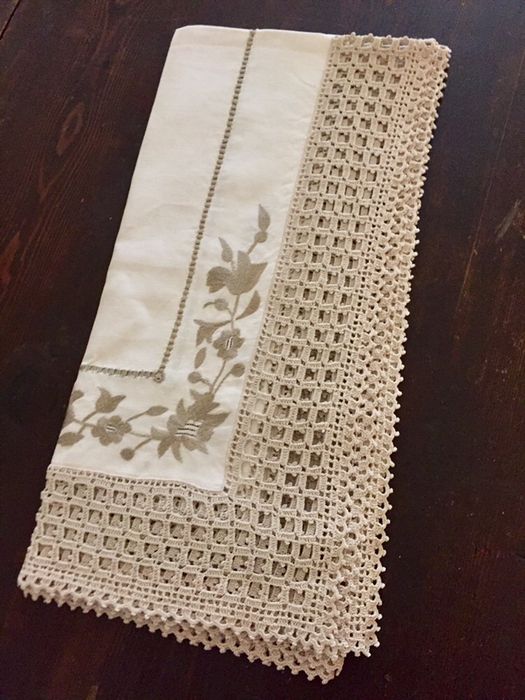 Toalha de mesa antiga em linho bordado e renda