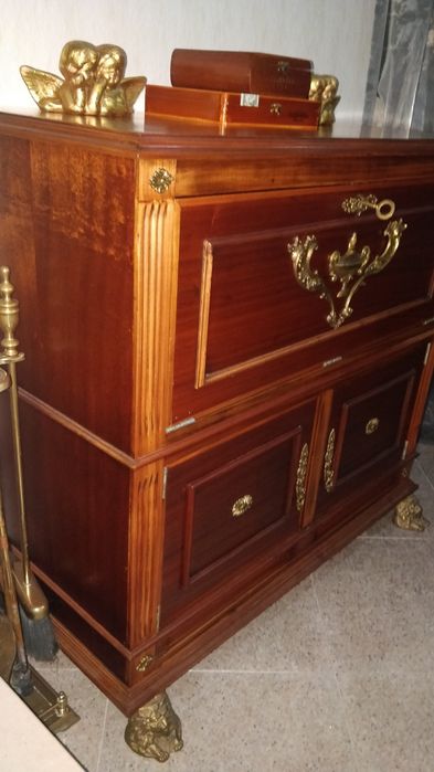 Bar estilo império em muito bom estado