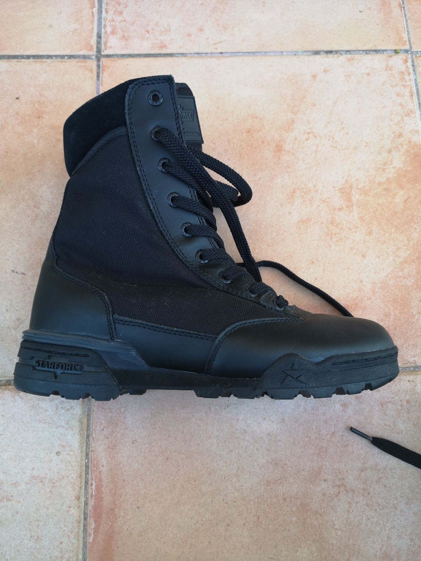 Botas tipo militar tamanho 42