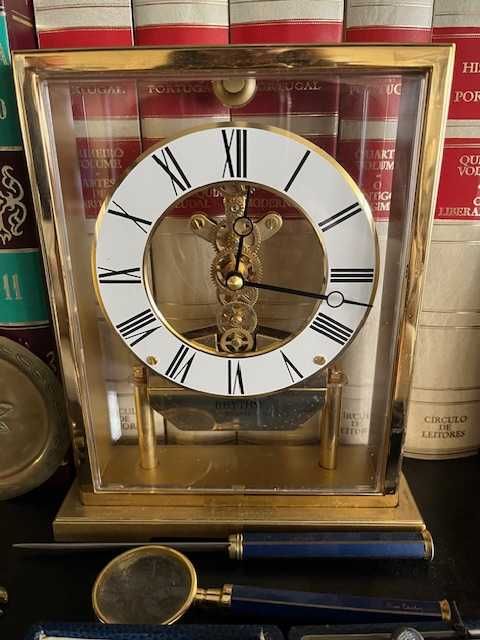 Relógio de mesa em bom estado