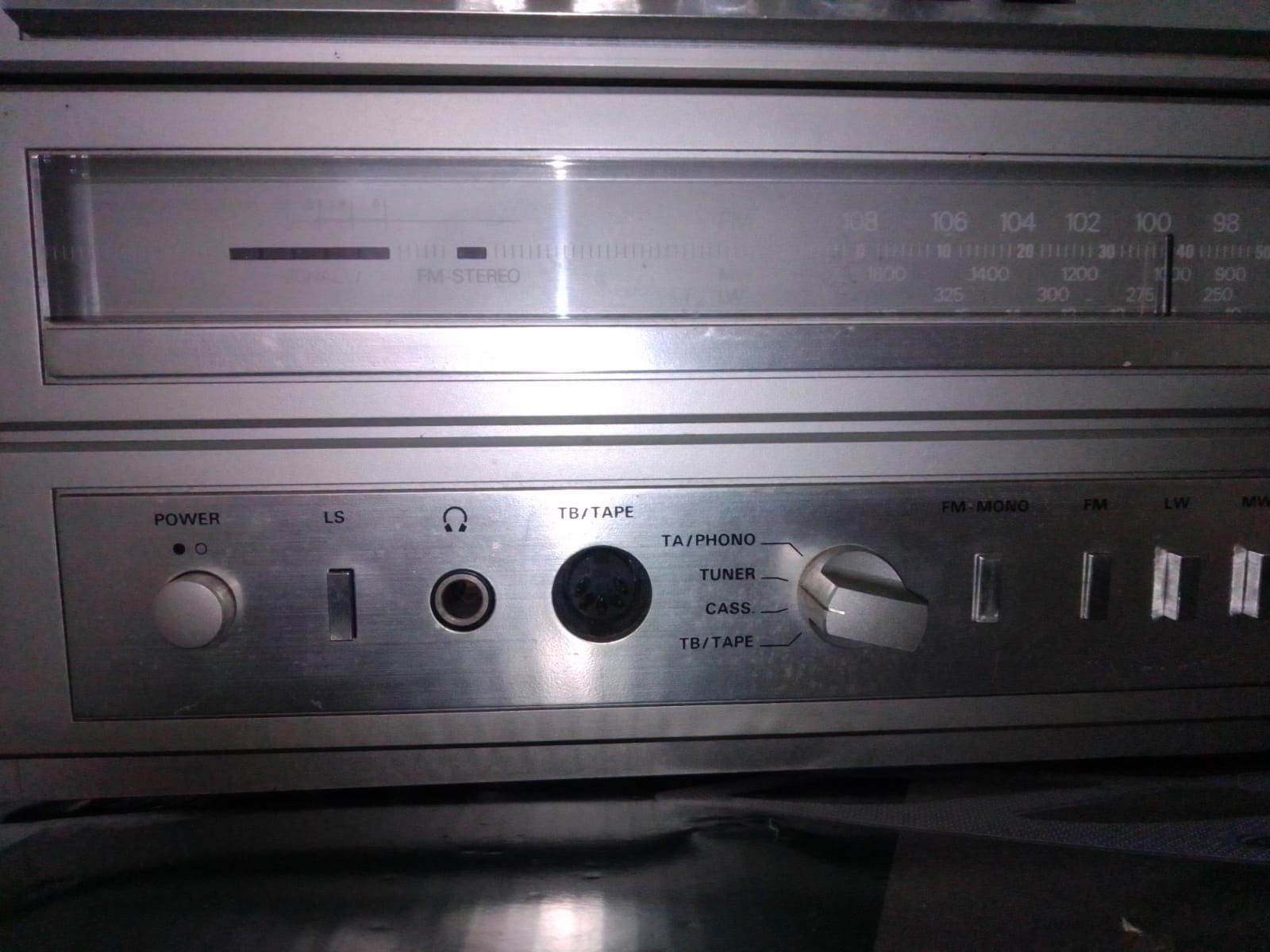 Aparelhagem antiga Grundig com colunas