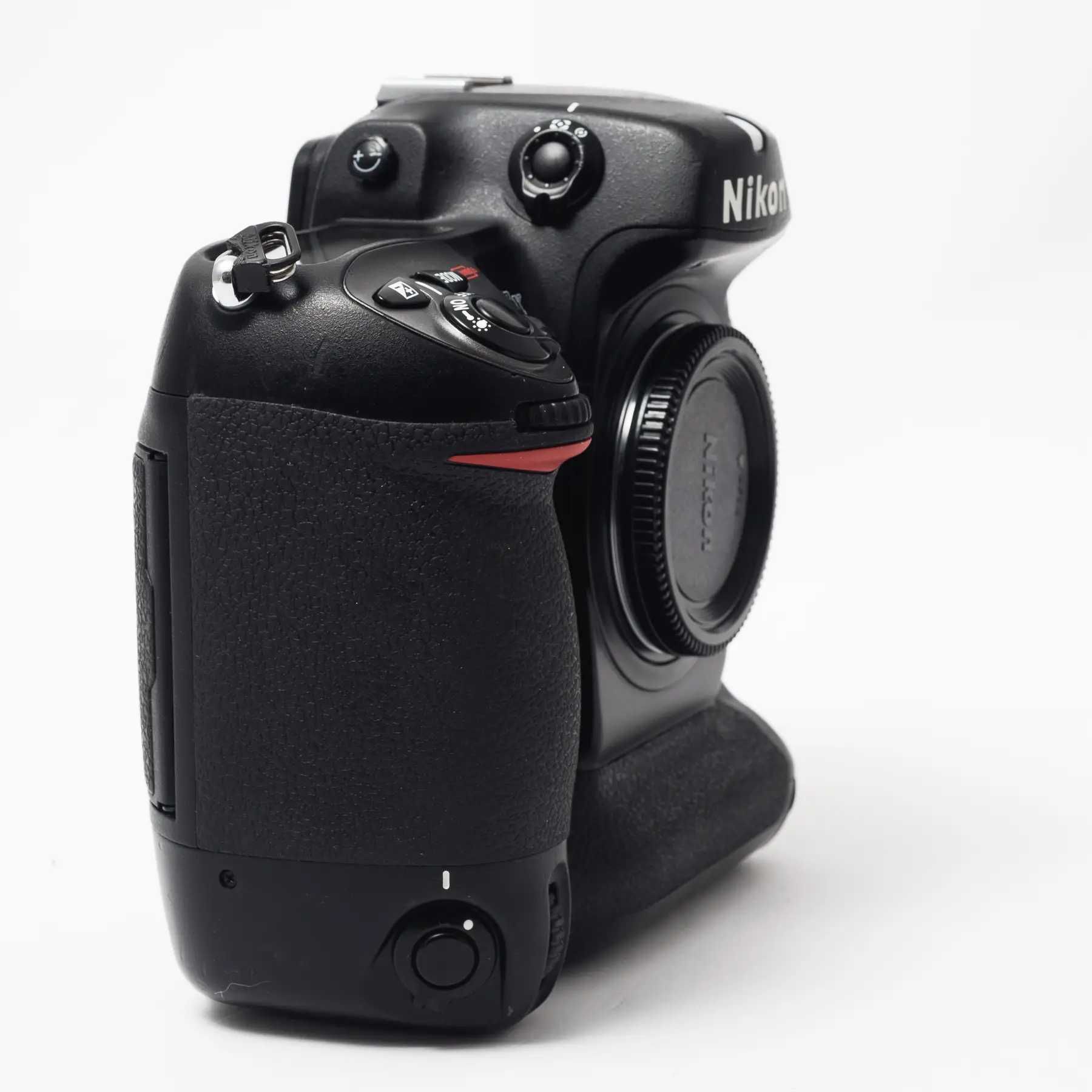 Дзеркальний фотоапарат Nikon D2x (пробіг 13015 кадрів)