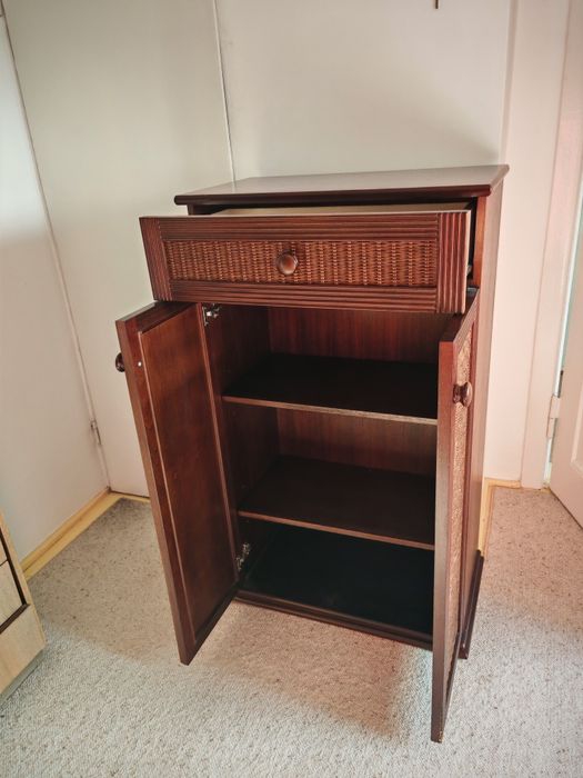 Piękna drewniana komoda z rattanowymi frontami