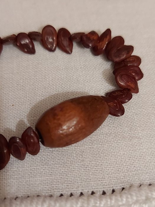 Colar Tribal efectuado com sementes e madeira muito leve.