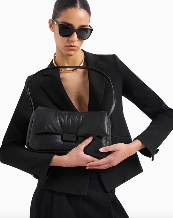 Emporio Armani Oversized baguette шкіряна дута сумка