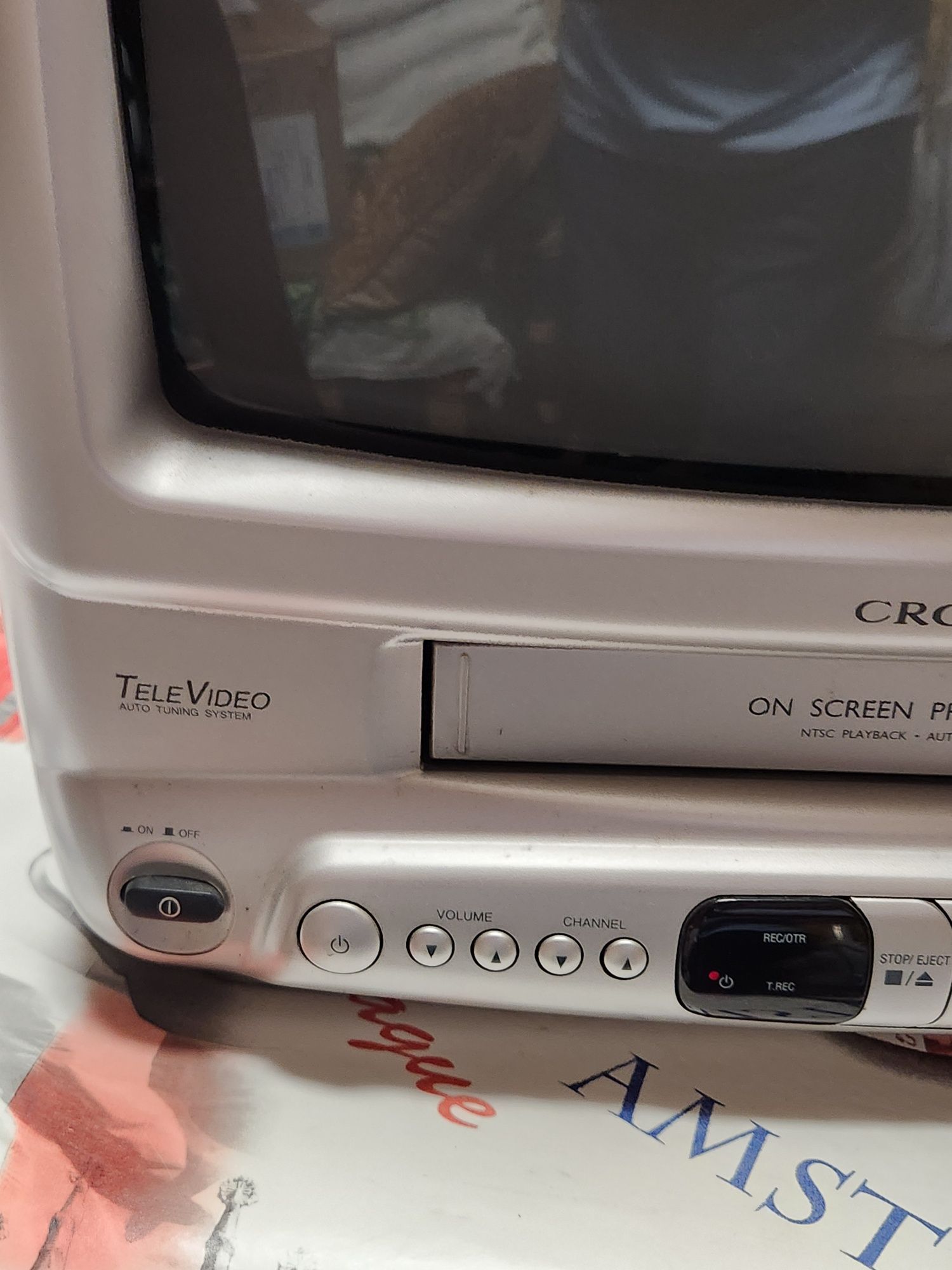 Televisão vintage com vídeo VHS incodporado