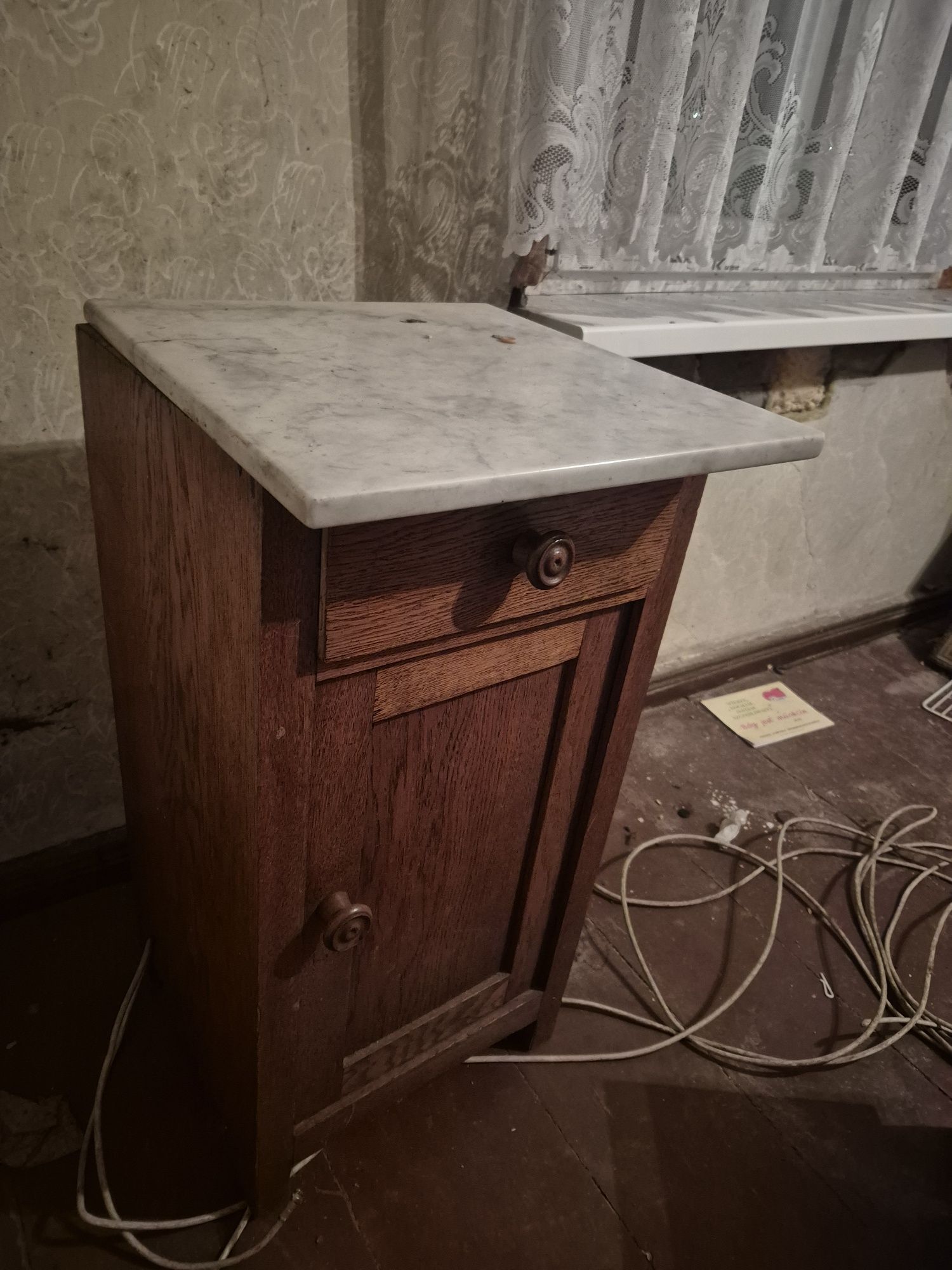 Szafeczka nocna z marmurowym blatem