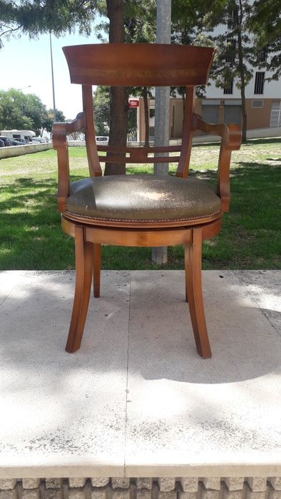 Vendo cadeira giratória ( senhorinha ) antiga.