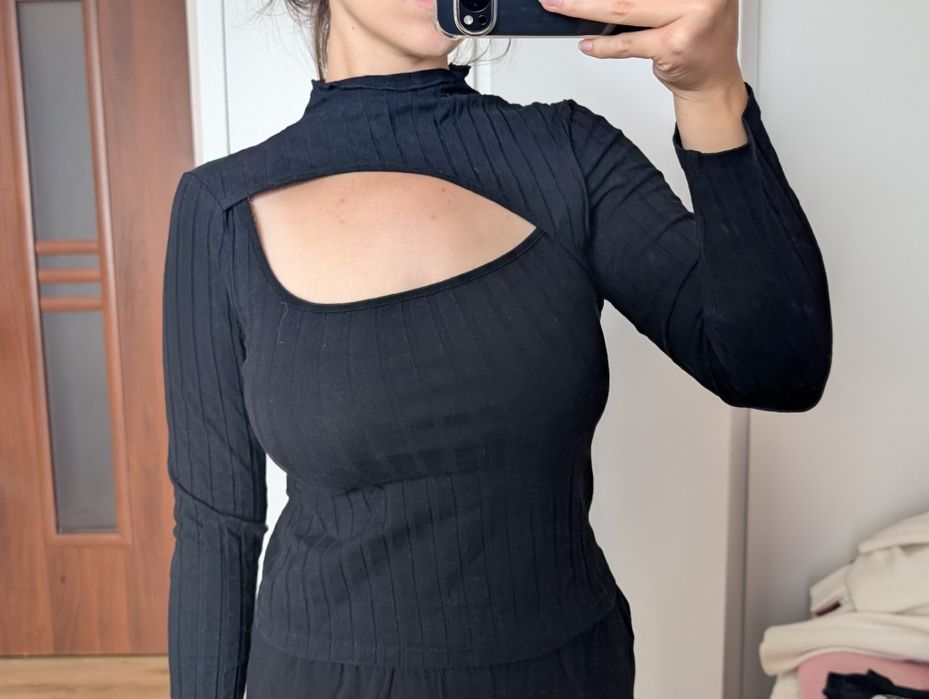 Bawełniana bluzka z długim rękawem z wycięciem