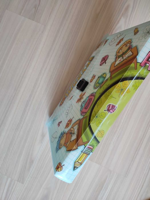 Пластикова папка-портфель з ручками на застібці