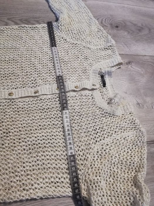 R. L Mohito beżowy sweterek ze złotą nitka