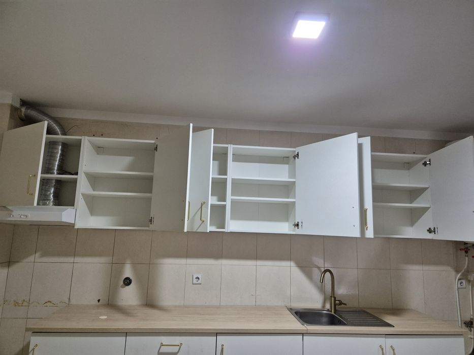 Armários de cozinha praticamente novos