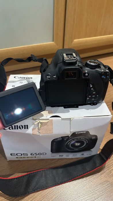 Продам фотоапарат з зеркальною камерою Canon 650D