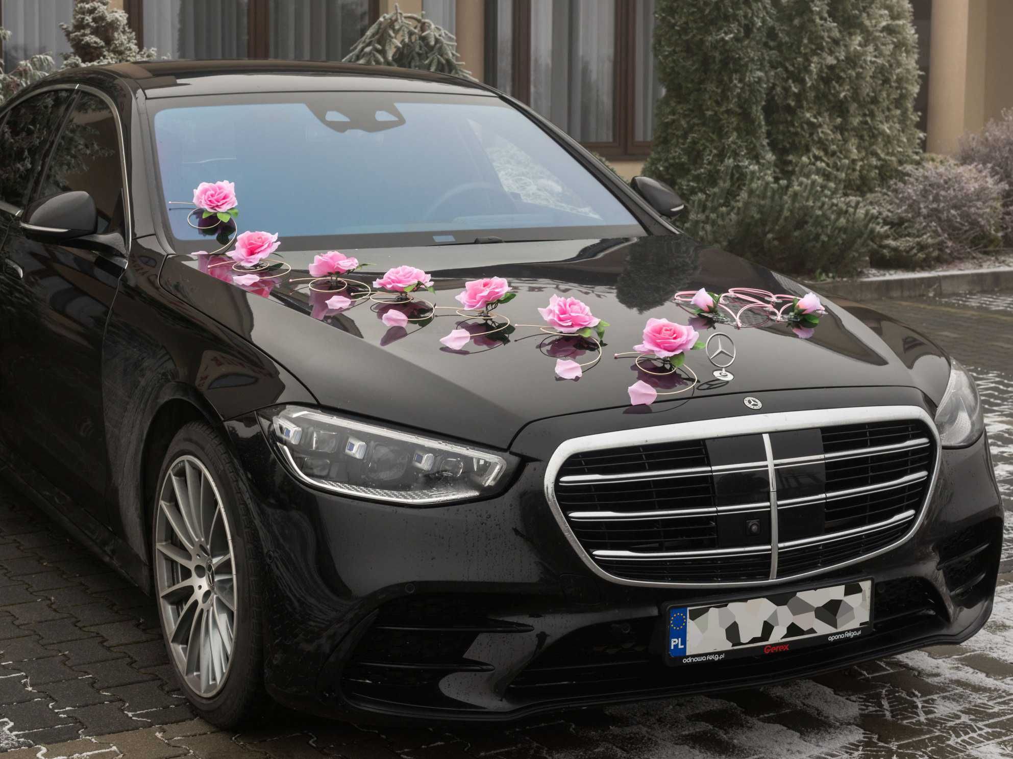 Nowa piękna różowa dekoracja na czarnym samochodzie  344