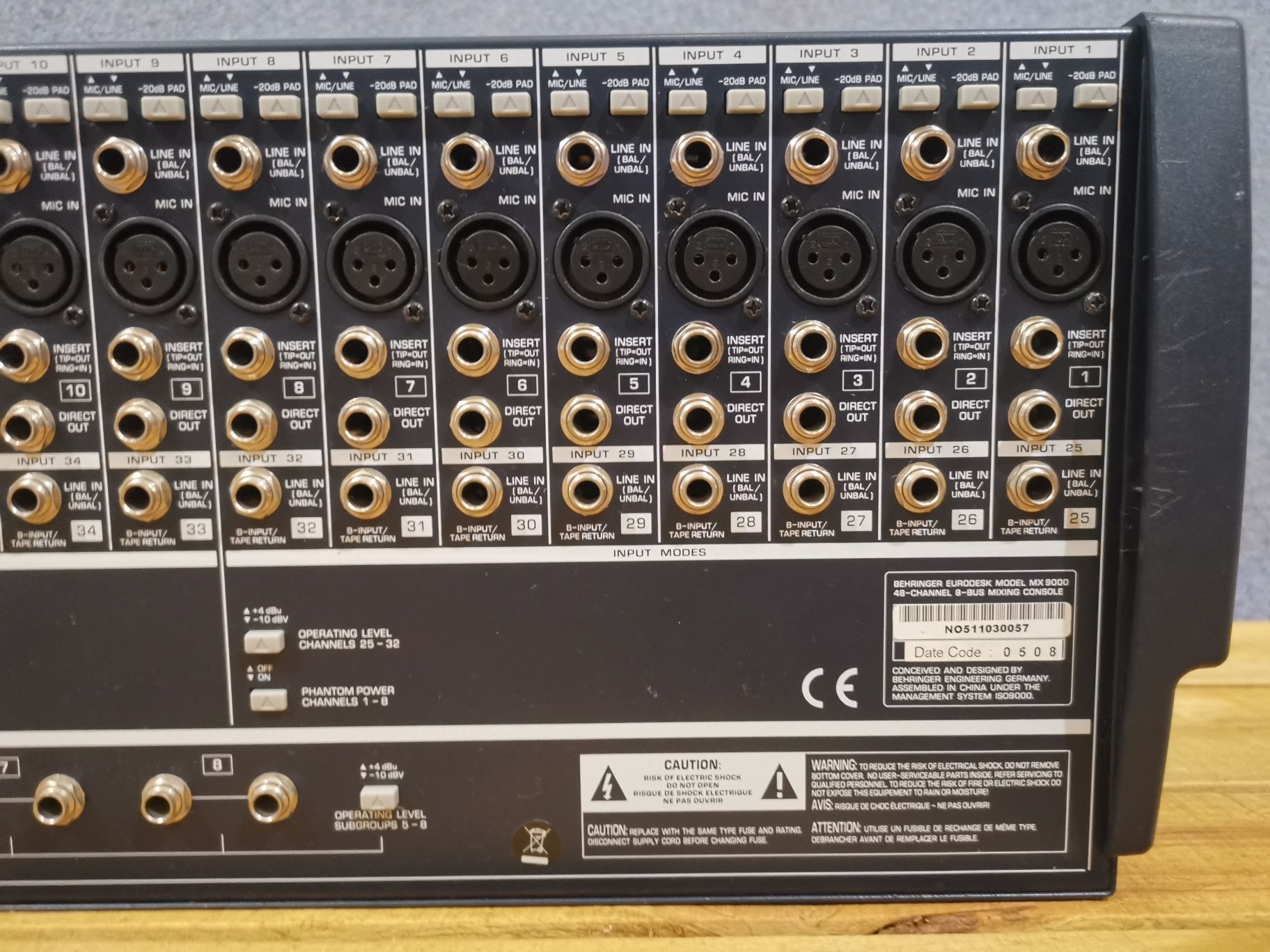 Мікшерний пульт Behringer Eurodesk MX 9000 з блоком живлення.