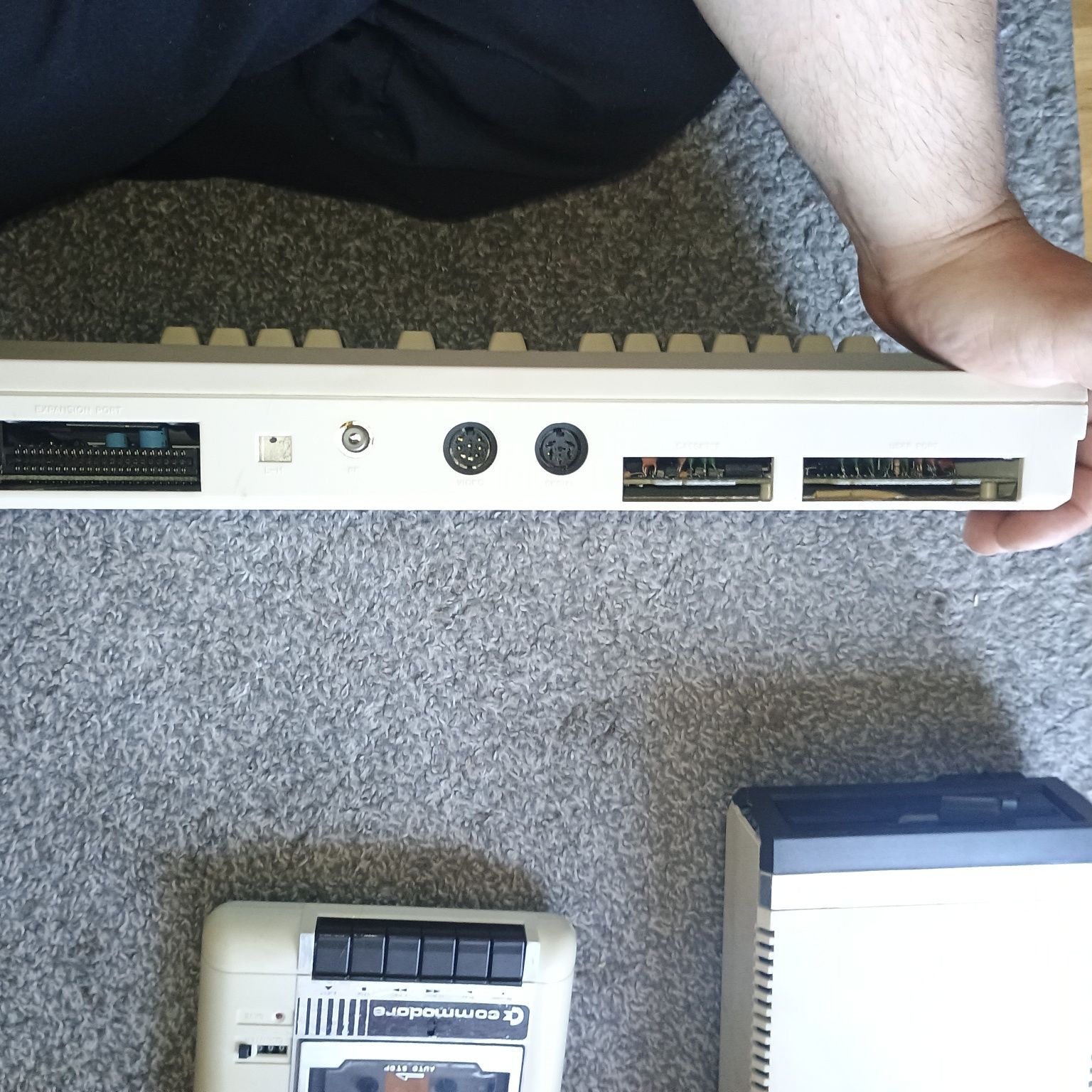Commodore 64+ magnetofon+ stacja Atari 1050 + commodore plus4
