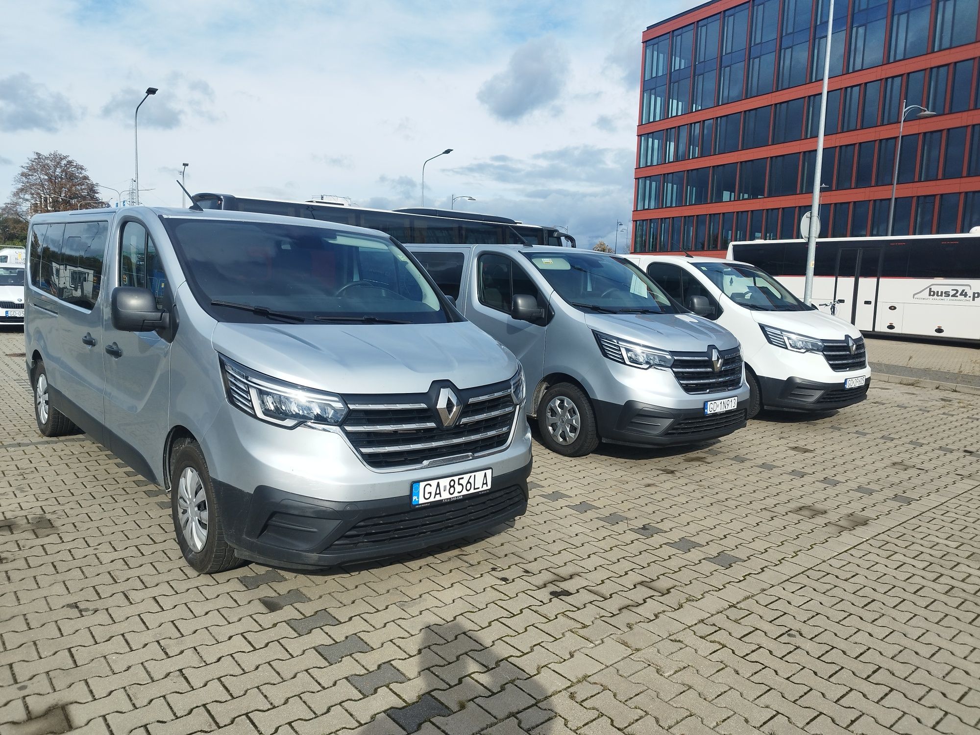 Wynajem Bus 9 osobowy Renault Trafic