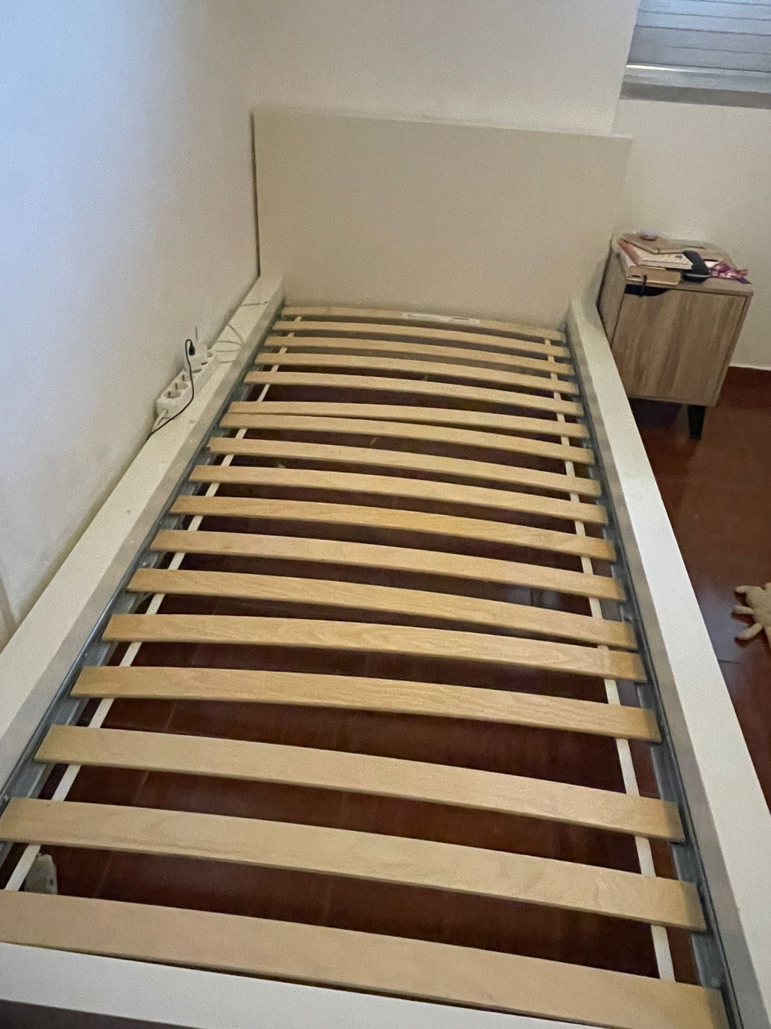 Cama com estrado e colchão
