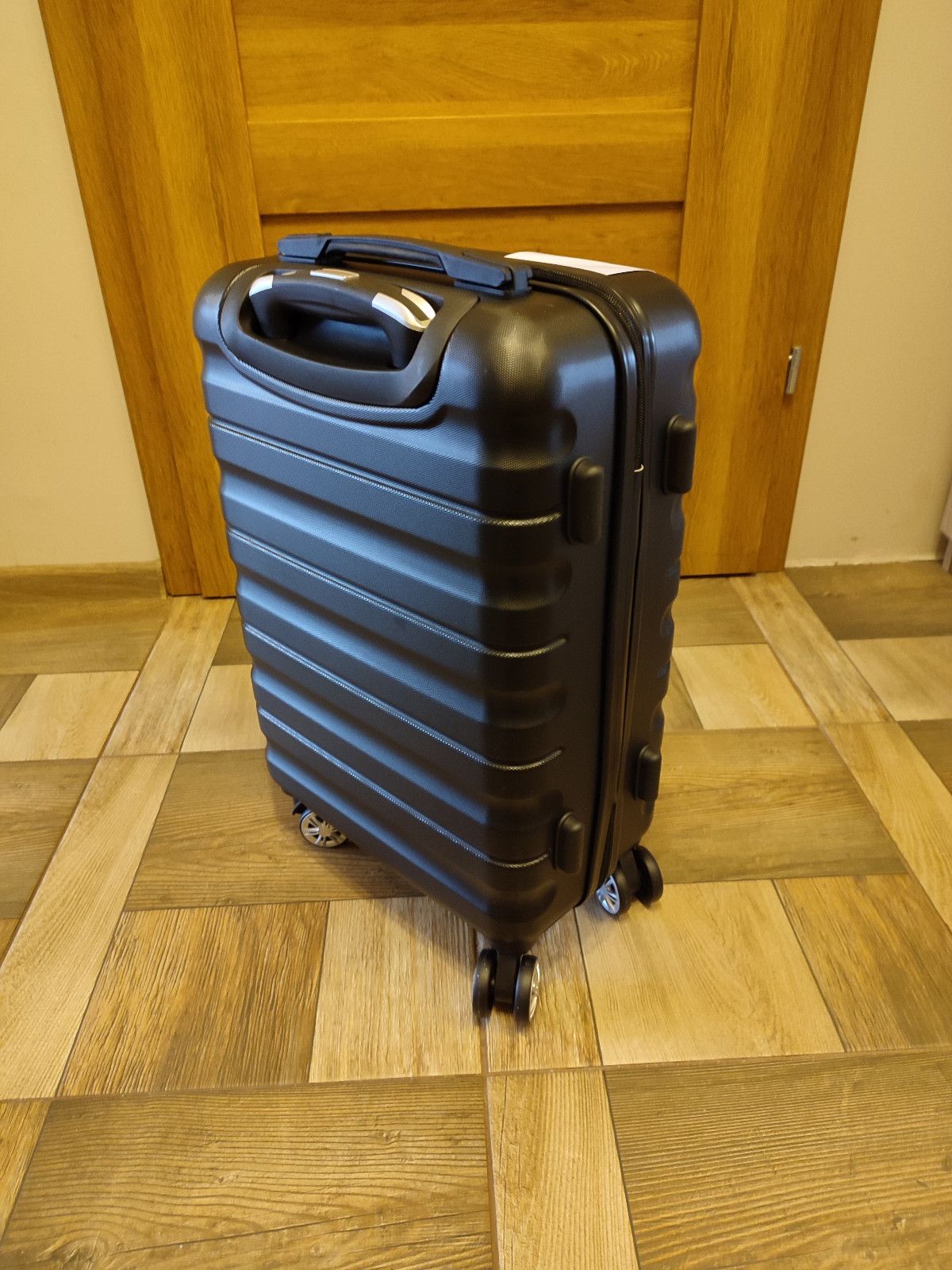 Nowa czarna walizka podróżna duża