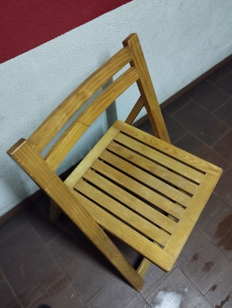 Cadeira dobrável em madeira maciça