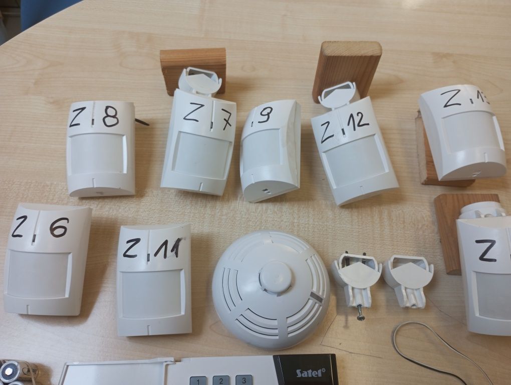 Alarm SATEL - centralka, manipulator, 8 czujek, 1 dymowa, sprawne