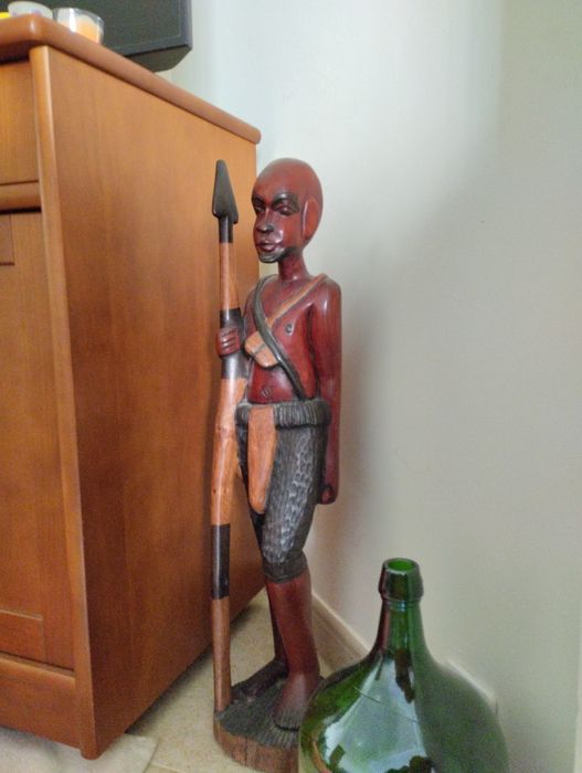 Estatueta de madeira