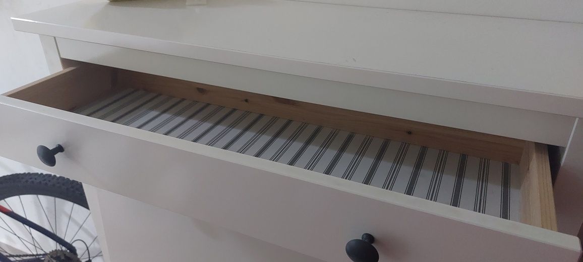 Biała drewniana szafka na buty