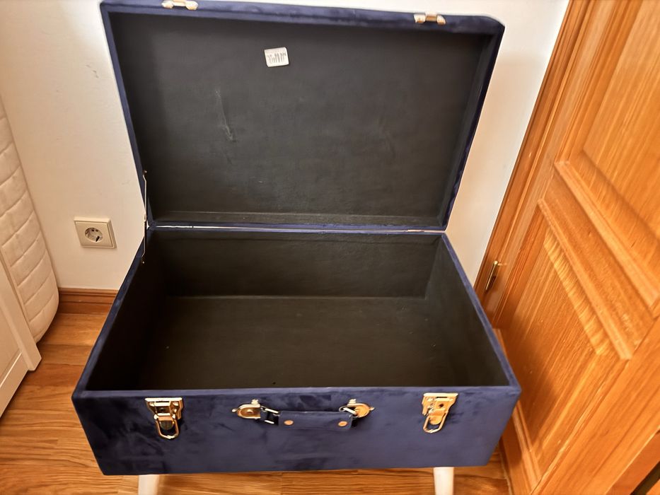 Banco azul em veludo Baú veludo com arrumção