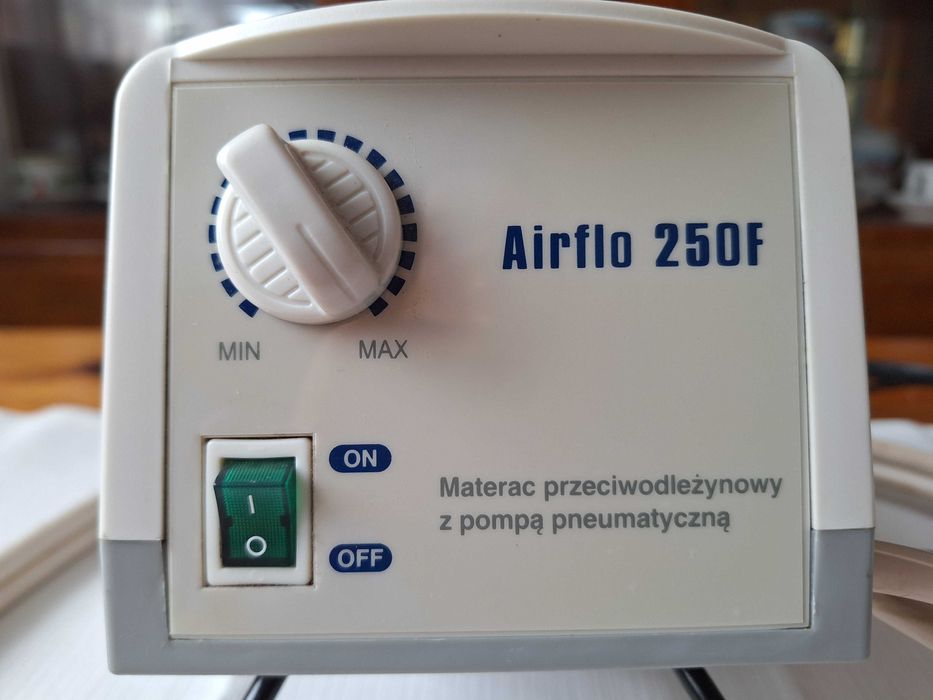 Materac przeciwodleżynowy z pompą pneumatyczną.
