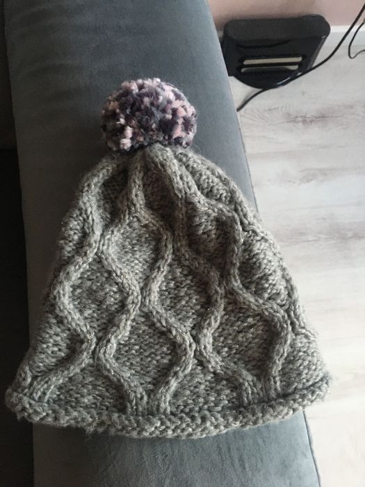 Szara czapka zimowa damska z szaro różowym pomponem