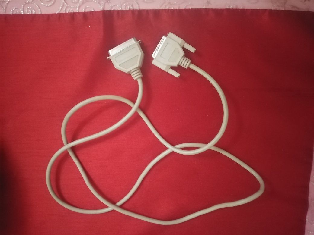 Kabel do drukarki HP starego typu do komputera.