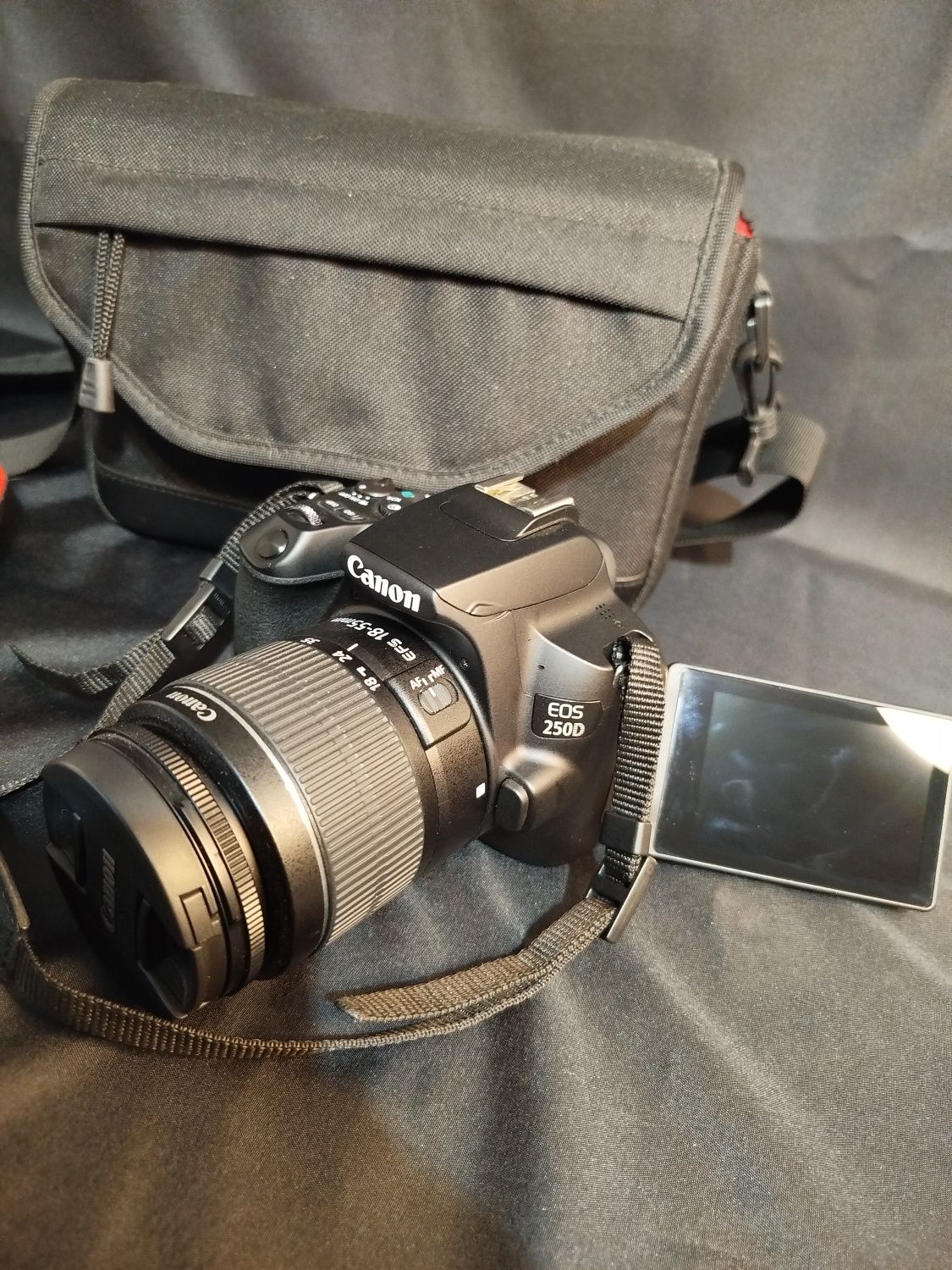 Máquina Fotográfica CANON EOS 250D +EF-S 18-55  COMO NOVA em Garantia